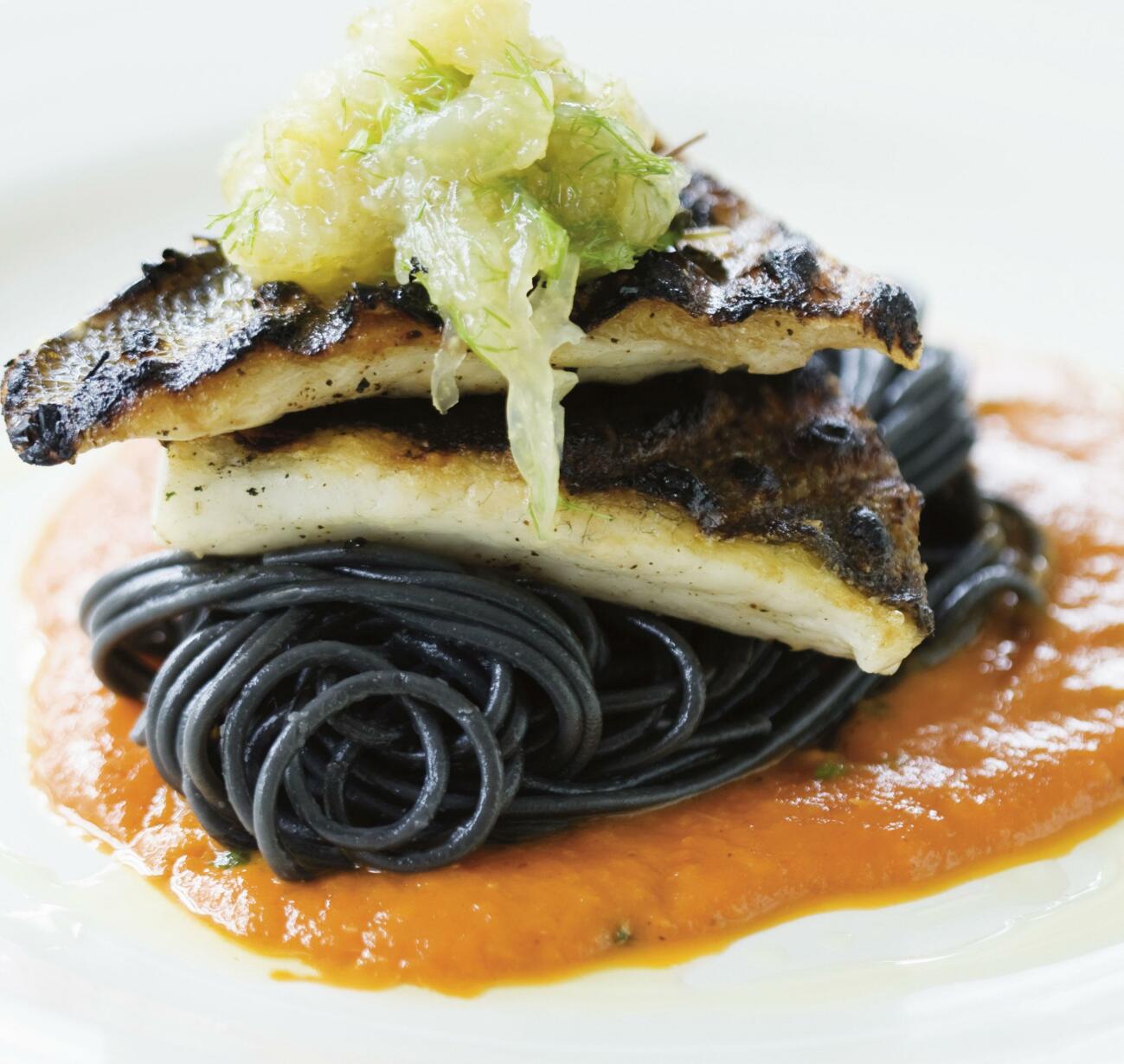 Grillad gösfilé med svart pasta, saffranstomatsås och fänkålsmarmelad