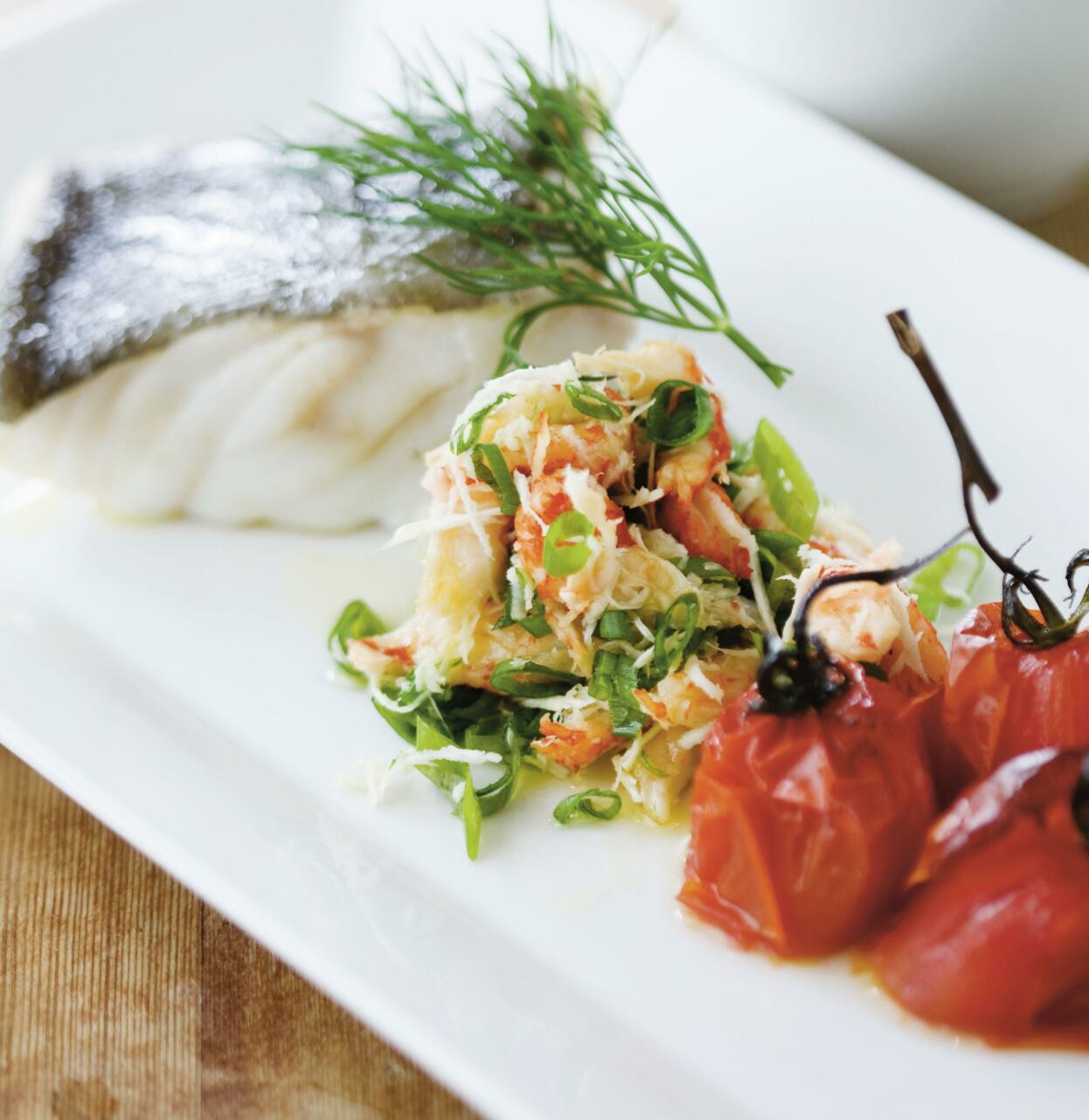 Kokt torskrygg med bakade plommontomater och kräftsallad