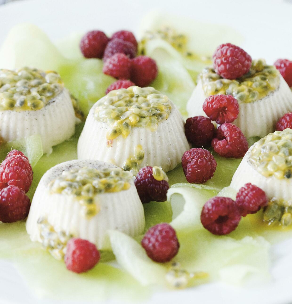 Kokospannacotta med färsk frukt och bär