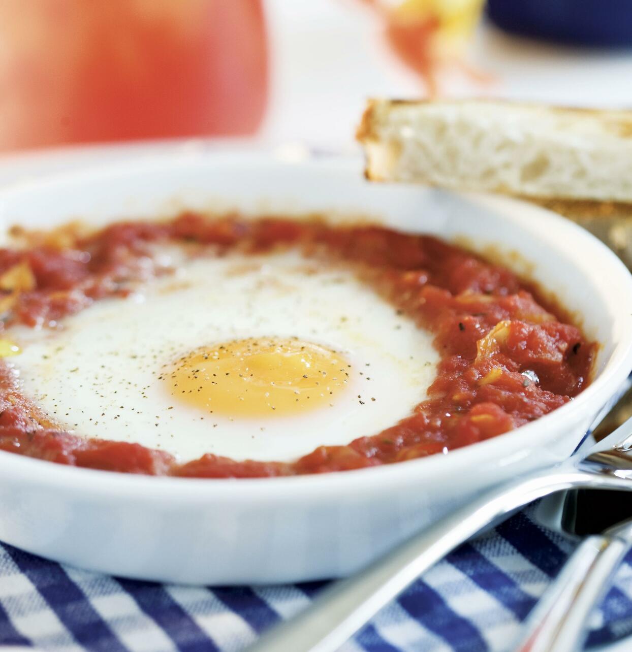Oeufs en cocotte – krämigt ägg i tomatsås