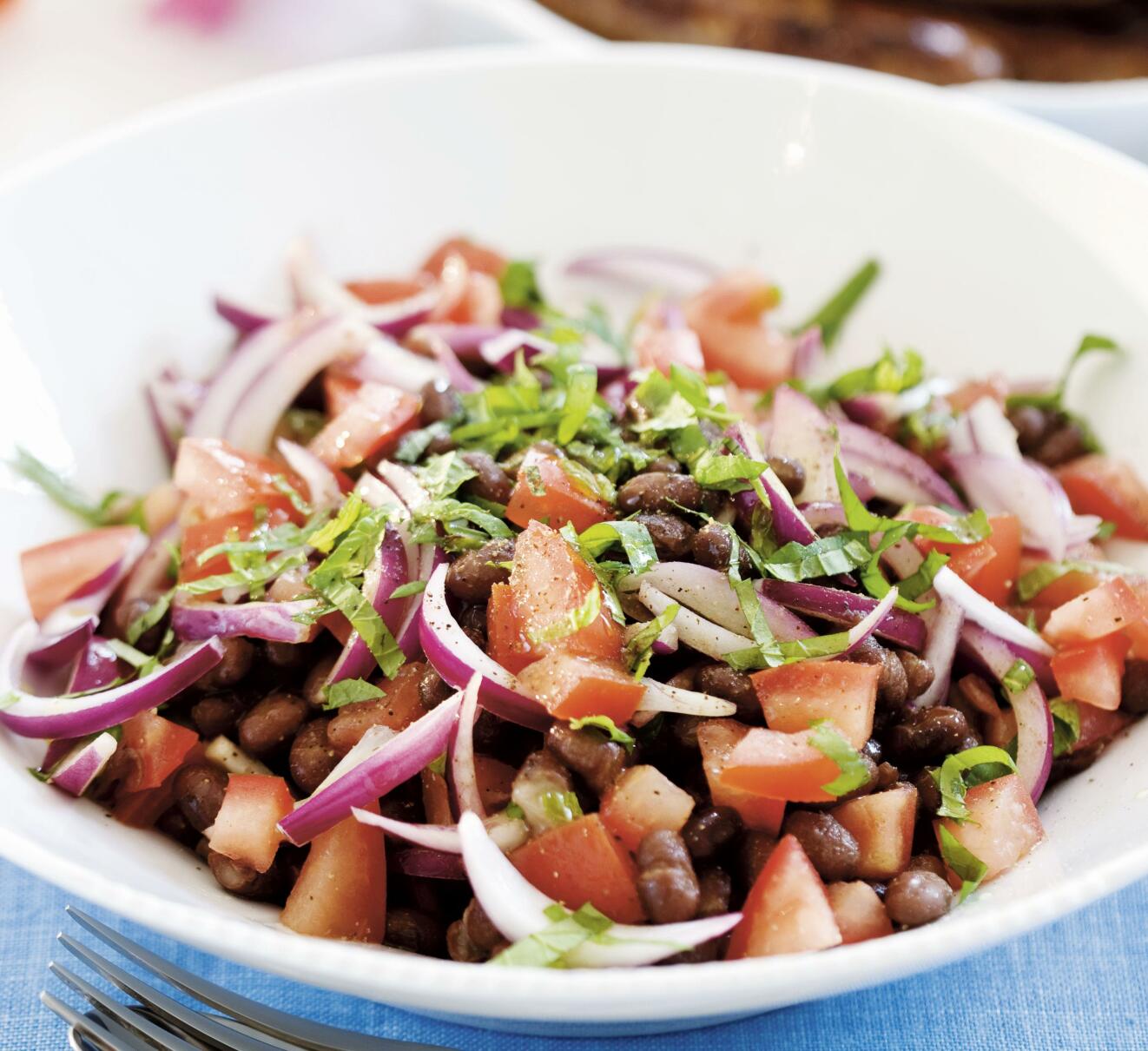 Bönsallad med mynta och lammkorv