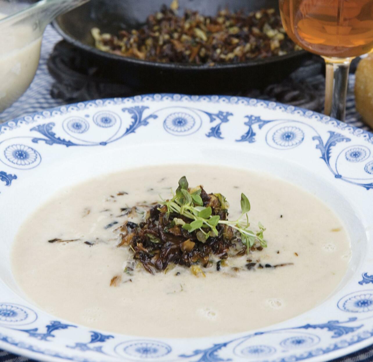 Trattkantarellsoppa med färska örter