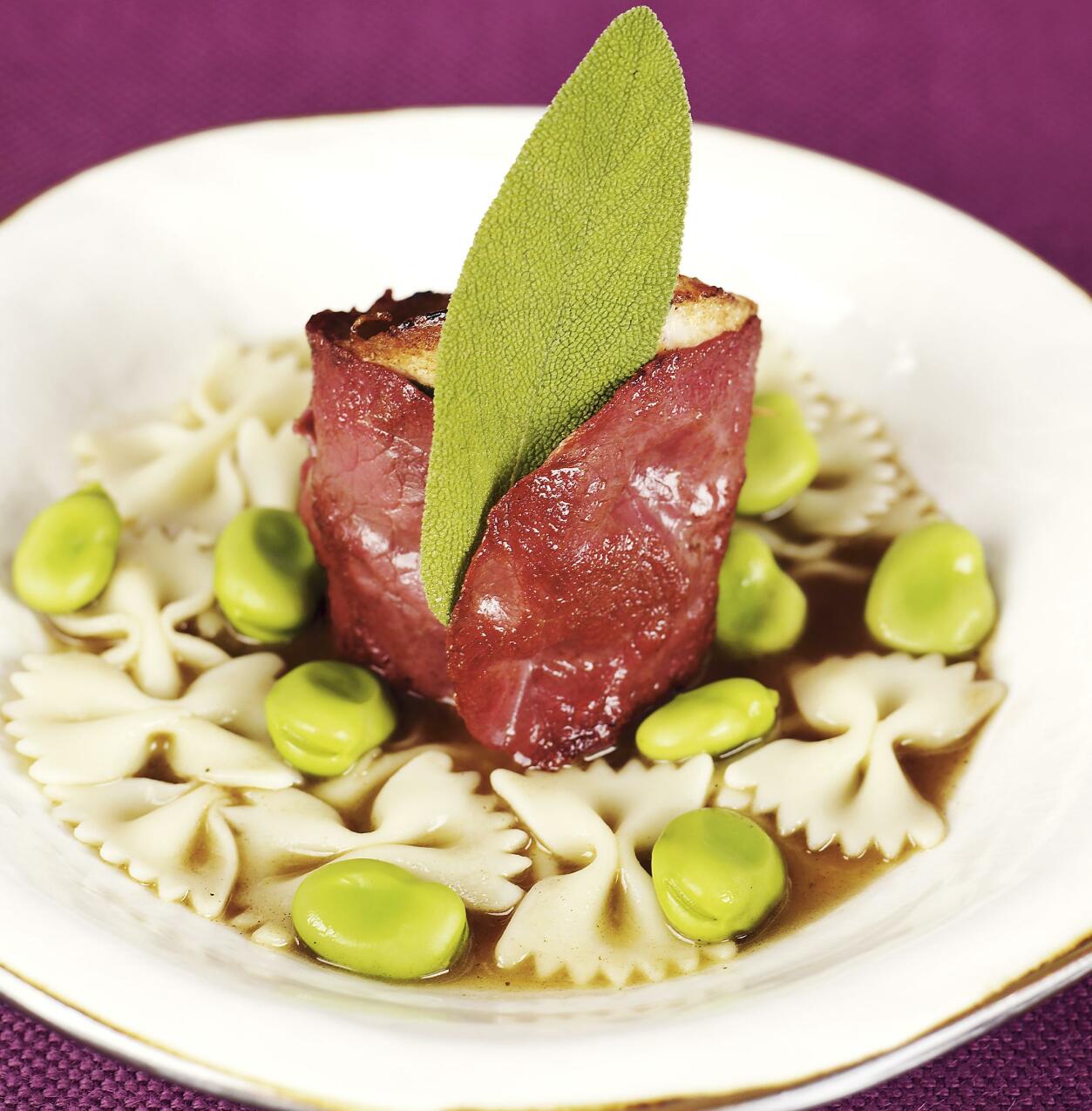 Kalkonsaltimbocca med pasta och bönor