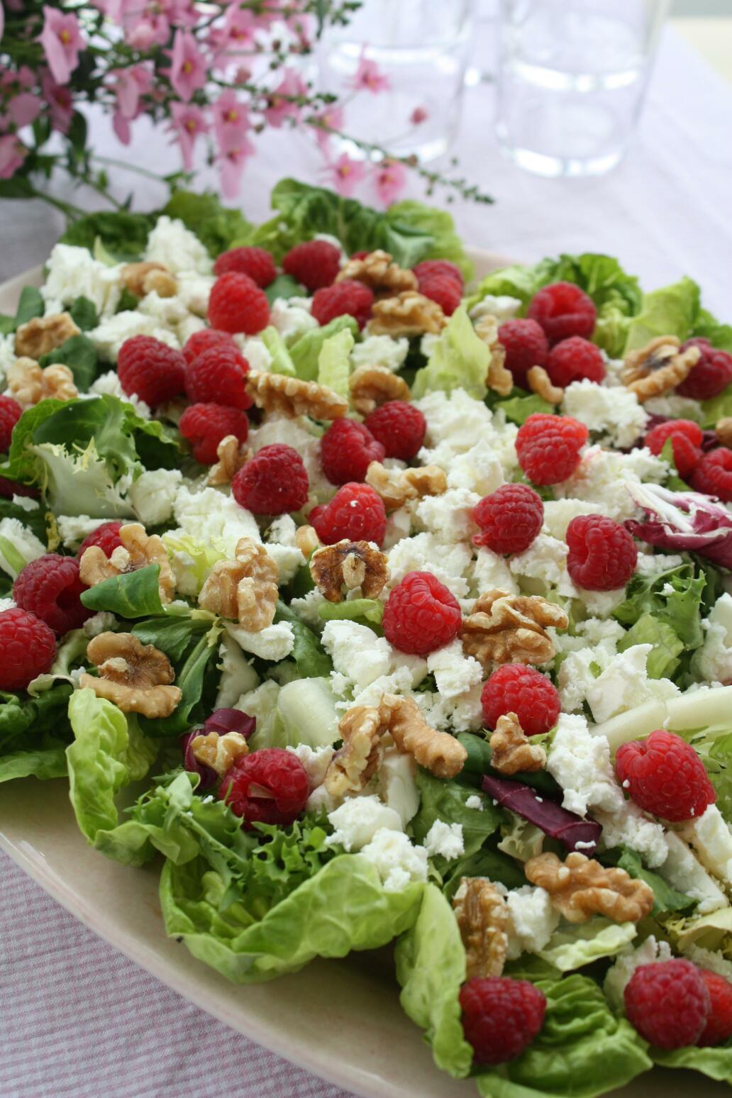 Fetaostsallad med hallon
