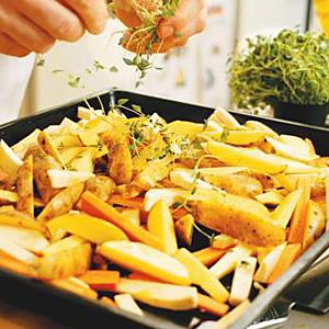 Ugnsrostad mandelpotatis med rotsaker