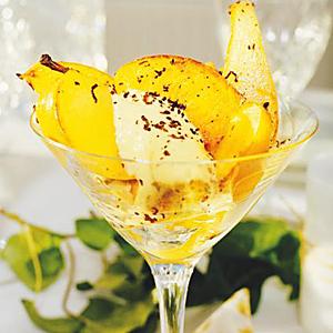 Varm fruktsallad med vaniljkesella