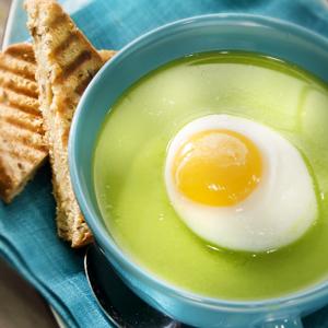 Grön ärtsoppa med ägg och macka