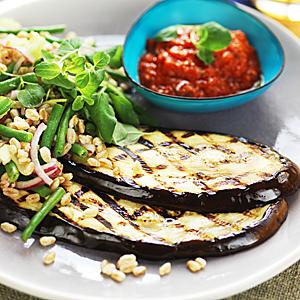 Grillade auberginer med vetesallad
