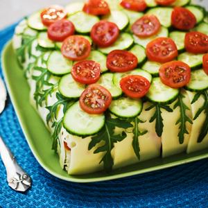 Vegetarisk smörgåstårta med gurka och tomat