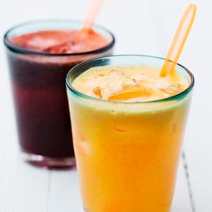 Äppel-, apelsin- och morotsjuice med färsk ingefära