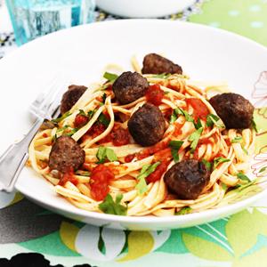 Pasta med salsicciaköttbullar