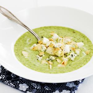 Broccolisoppa med ädelost och päron