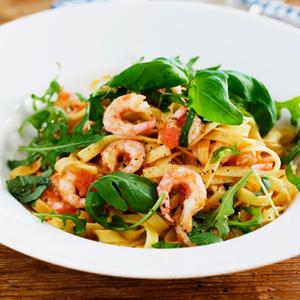Räkor i tomatsås med färsk pasta