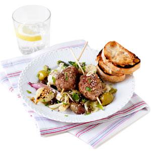 Färsklöksallad och lammbullar