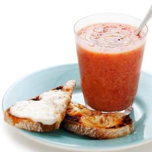 Gazpacho med mozzarellatoast