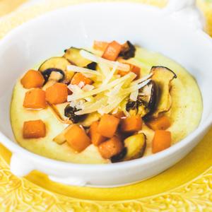 Krämig polenta med råstekt pumpa