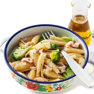 Varm pastasallad med rökt kalkon