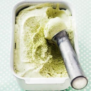 Glass på grönt te med lime