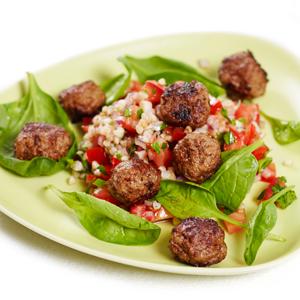 Kryddiga köttbullar med bovetesallad