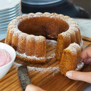 Kryddig kaka med lingonfrosting