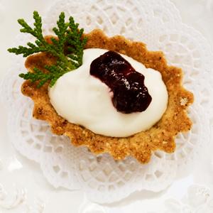 Nötmusslor med vispgrädde och lingonsylt
