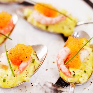 Äggsallad på sked med räkor och löjrom