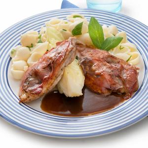 Kycklingsaltimbocca med spetskål