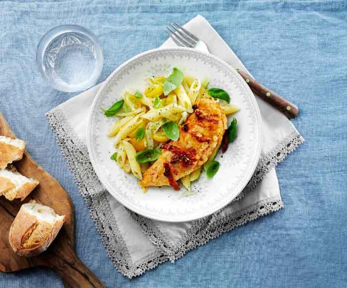 Kycklingbröstfilé med pasta, fänkål och basilika