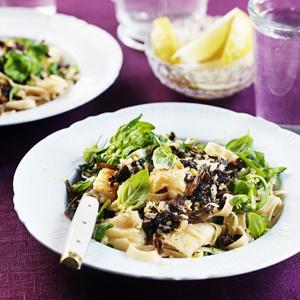 Pasta foresta med svamp