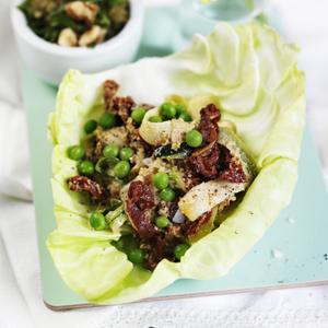 Raw food-spagetti i salladsblad
