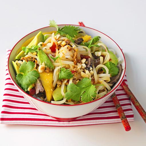 Biffsallad med nudlar och avokado