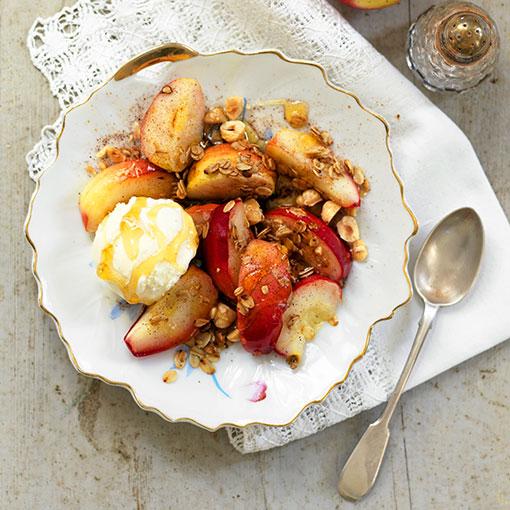 Smörfräst äpple med nötsmul