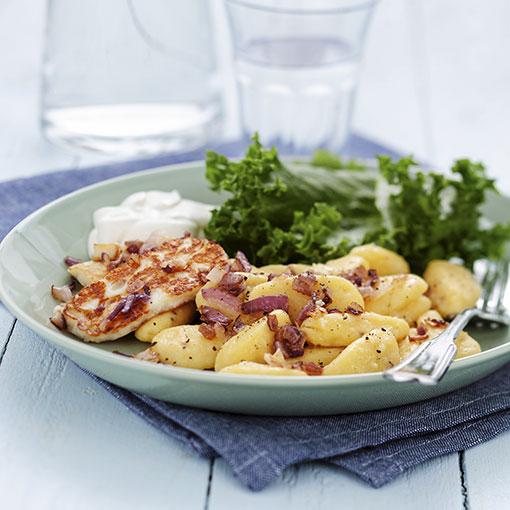 Bollos av majsmjöl med stekt halloumi