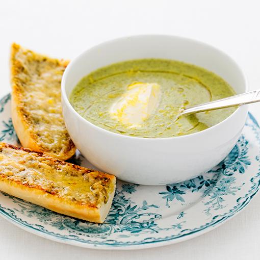 Enkel broccolisoppa med pestobaguette