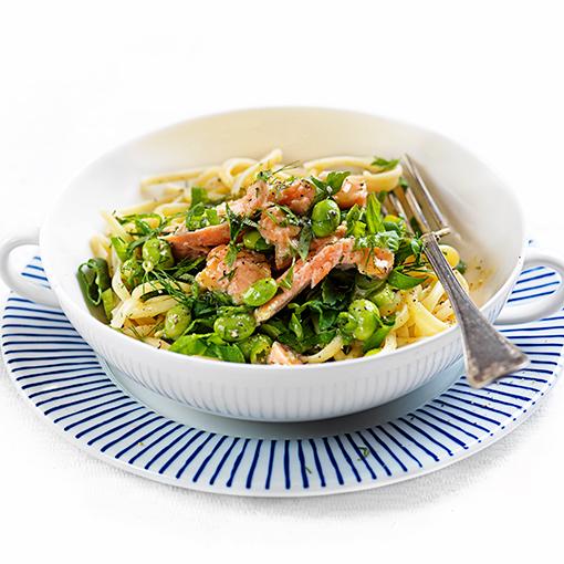 Örtig pasta med varmrökt lax
