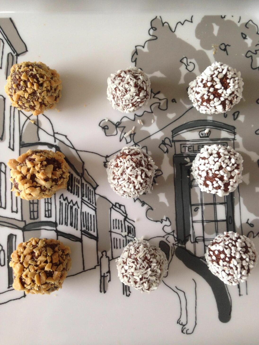 Chokladbollar med jordnötskross, kokos eller pärlsocker