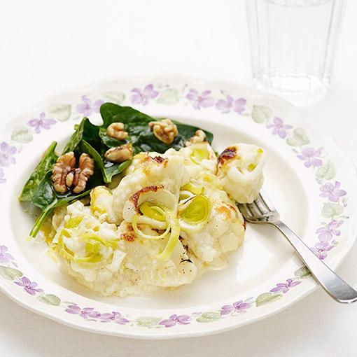 Blomkålsgratäng med spenatsallad