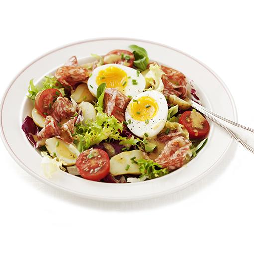 Bondsallad med ägg och salami