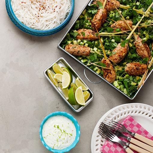 Kycklingfärsspett med örtsallad