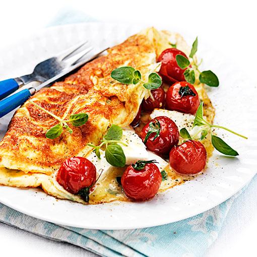 Fylld omelett med cocktailtomater