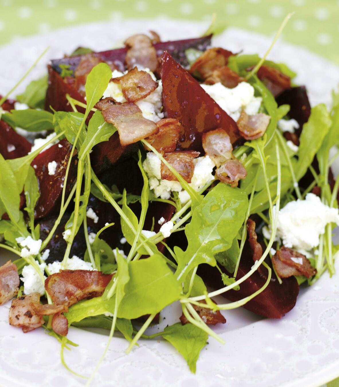 Sallad på rödbetor med feta och bacon