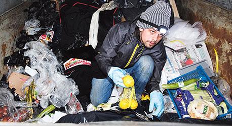 Butikernas oerhörda slöseri orsakar avfallsberg av felfria matvaror. Andreas försöker rädda så mycket som möjligt. Foto: Lena Granefelt/Offside press