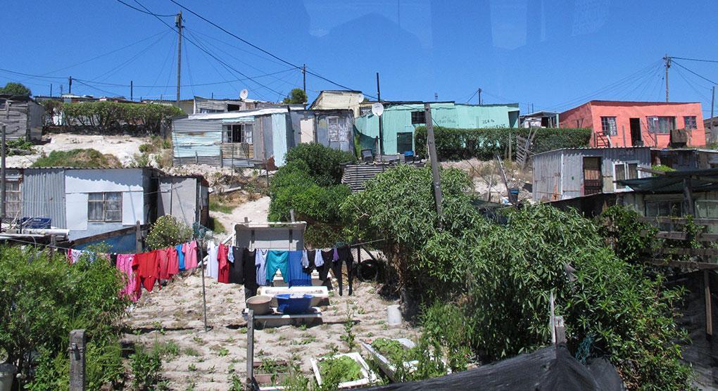 I kåkstaden Khayelitsha utanför Kapstaden bor de flesta i plåtskjul. Foto: Helena Rönnberg