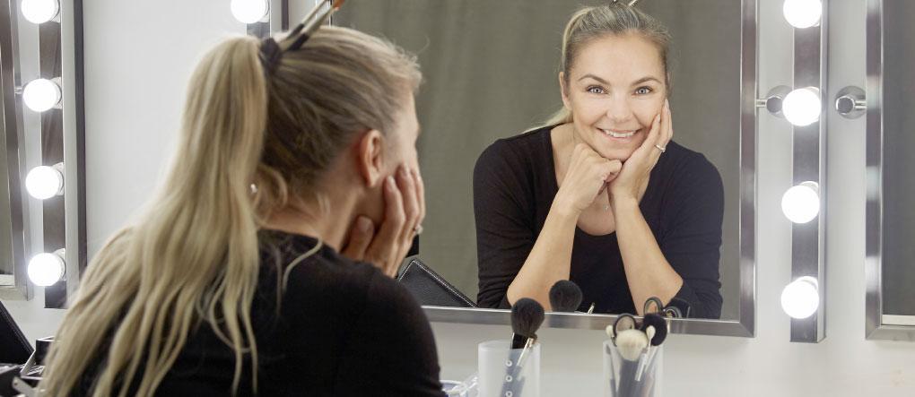 – Om du är en mogen kvinna, undvik att få råd av tjugoåriga tjejer som är nya i branschen, säger makeup-artisten Mia Högfeldt. Foto: Peter Knutson