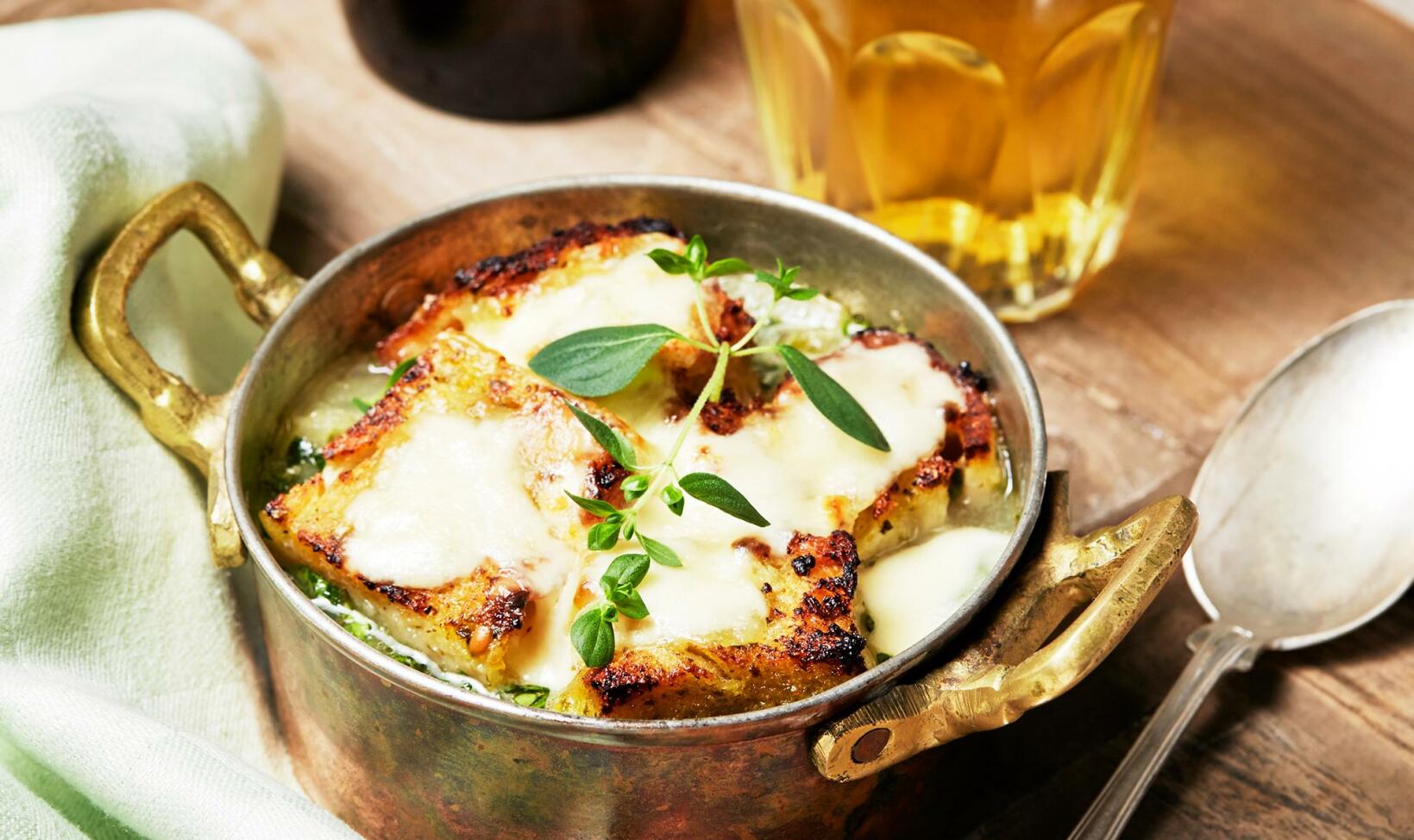 Italiensk löksoppa med pestokrutonger
