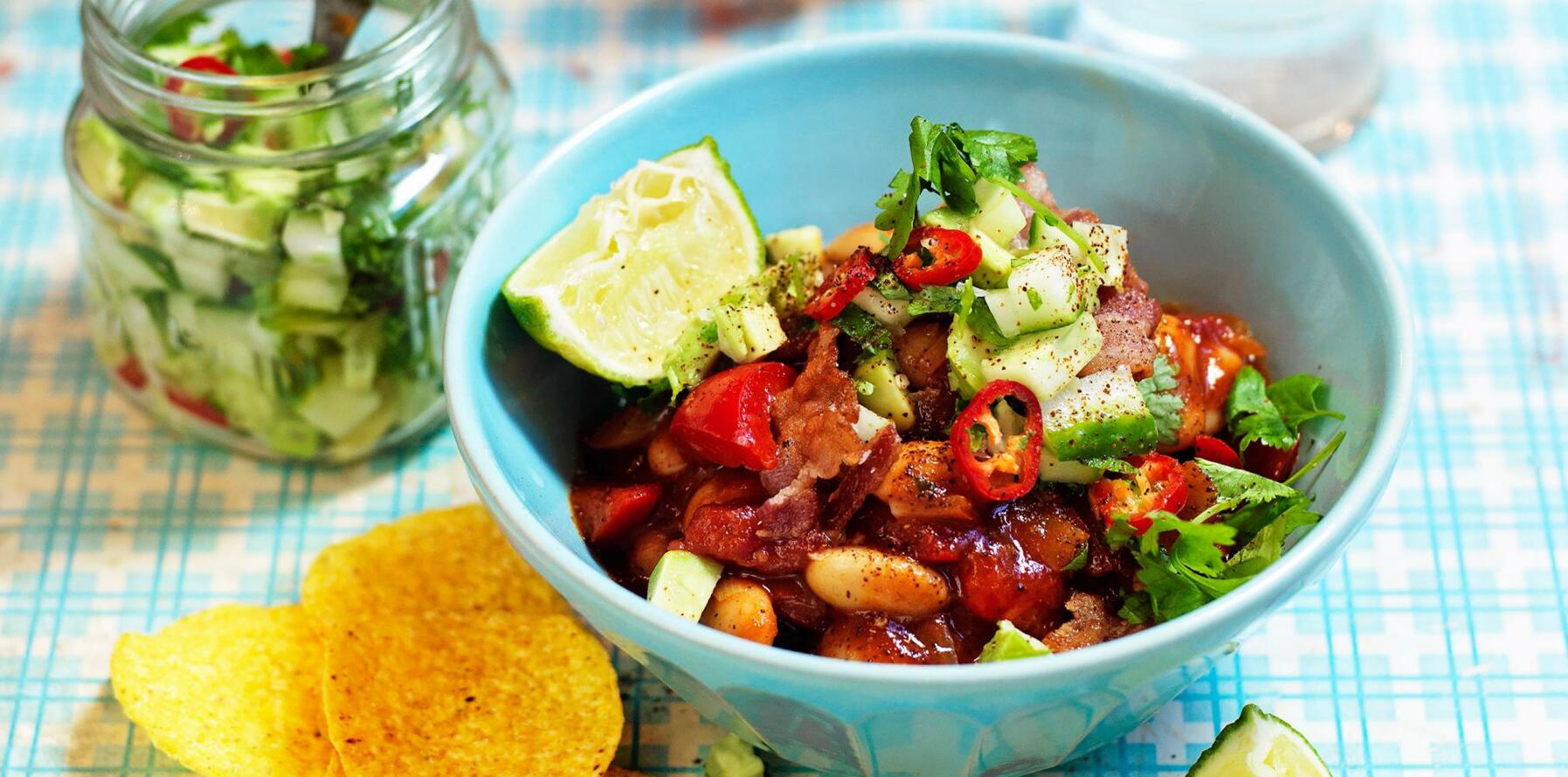 Tomat- & bönchili med avokadosalsa