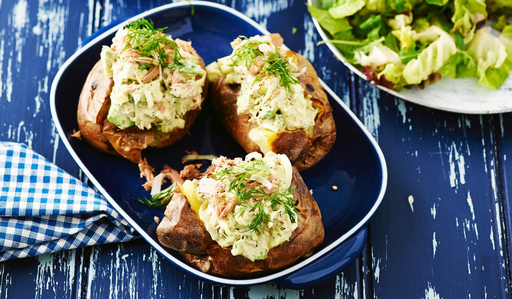 Krämig tonfiskröra i bakpotatis