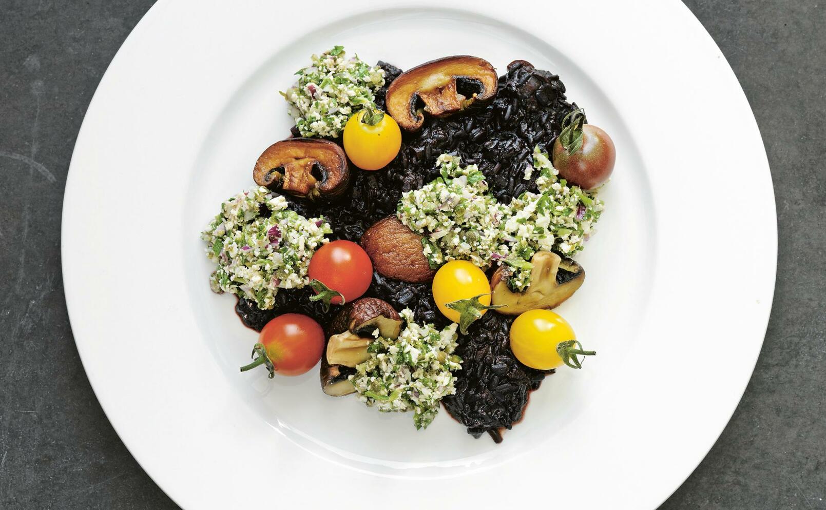 Svart tomatris med tofutapenade och brynta champinjoner