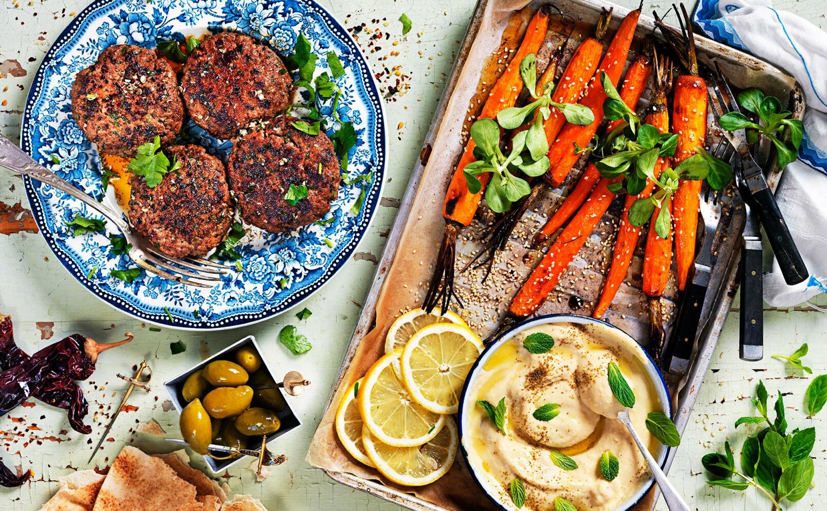 Kryddiga färsbiffar med hummus