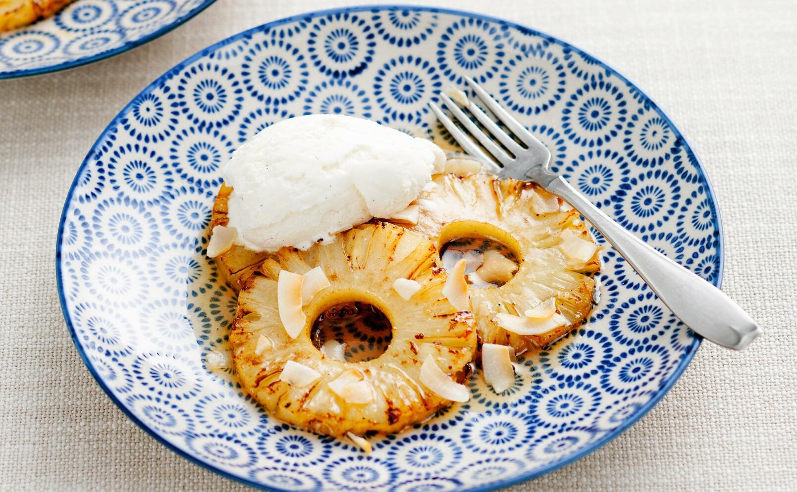 Smörstekt ananas med kokosflingor